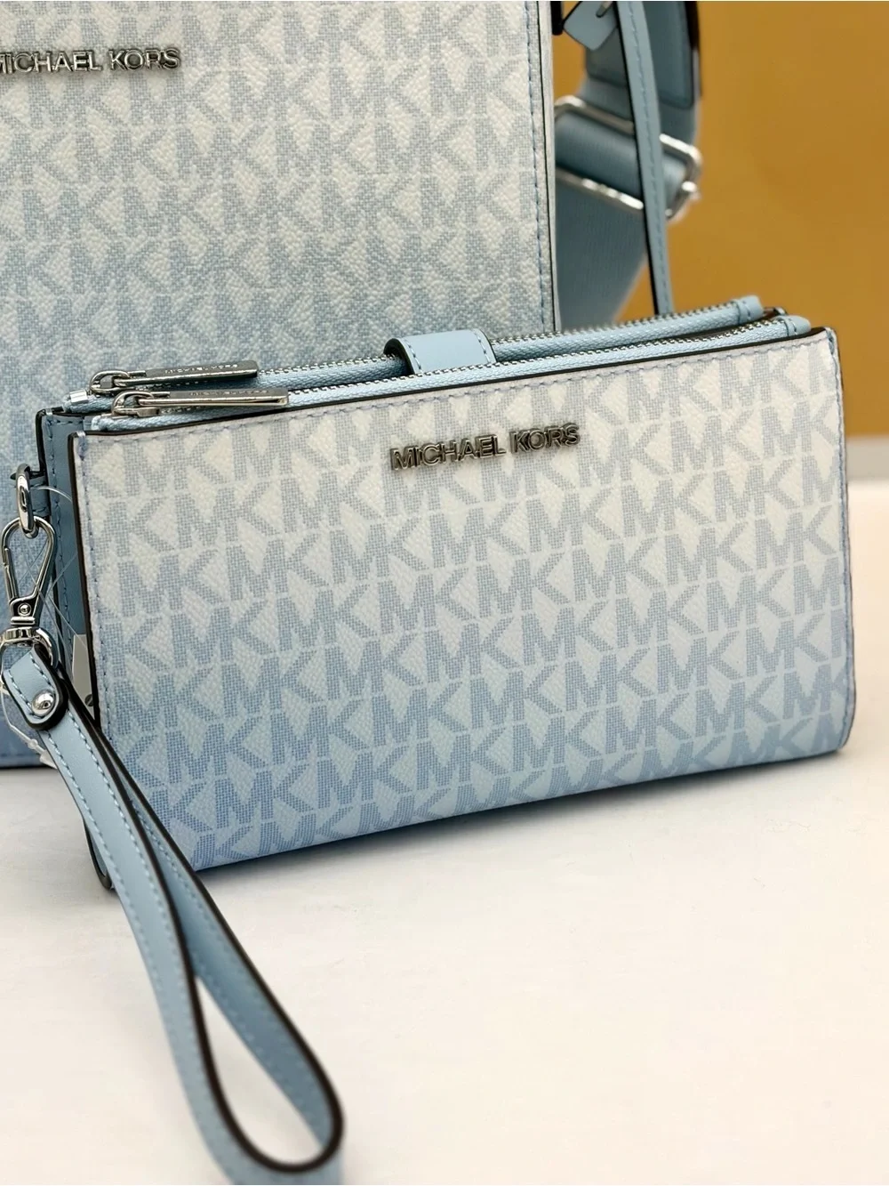 MICHAEL KORS OUTLET Jet Set Large Ombré Signature Logo Wristlet Wallet